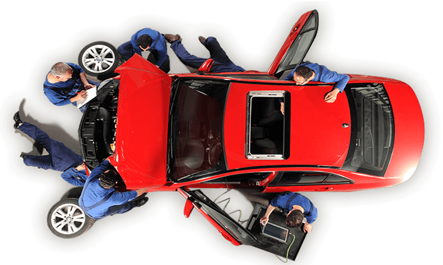 Tým mechaniků při práci na osobním automobilu — pohled shora